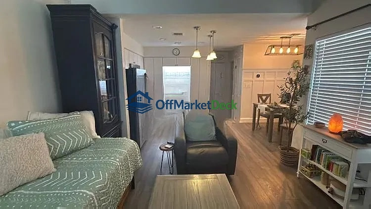 Off-market house in Mesa, Arizona — 1 bed, 1 bath, $164,900 — photo 3 of 8