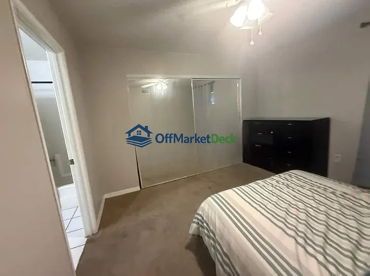 Off-market house in Mesa, Arizona — 2 beds, 2 baths, $154,990 — photo 4 of 8