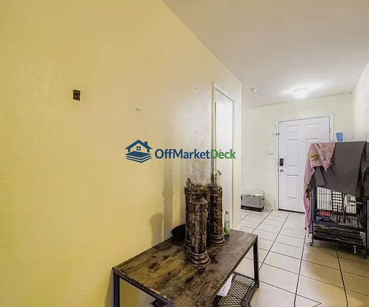 Off-market house in Fort Worth, Texas — 3 beds, 2 baths, $204,990 — photo 3 of 8