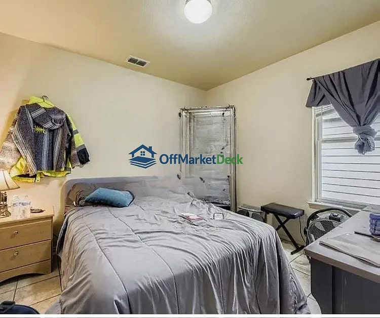 Off-market house in Fort Worth, Texas — 3 beds, 2 baths, $204,990 — photo 6 of 8