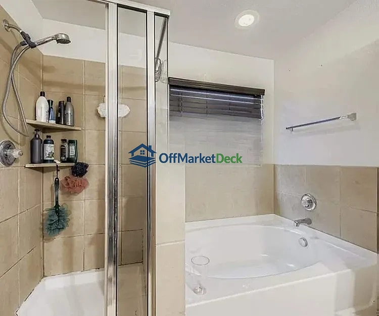 Off-market house in Fort Worth, Texas — 3 beds, 2 baths, $204,990 — photo 5 of 8