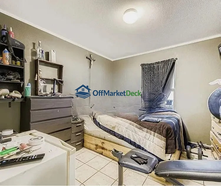 Off-market house in Fort Worth, Texas — 3 beds, 2 baths, $204,990 — photo 7 of 8