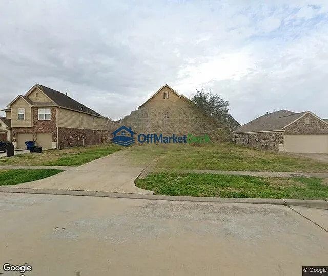 Off-market house in Rosenberg, Texas — 4 beds, 3 baths, $229,000 — photo 2 of 3