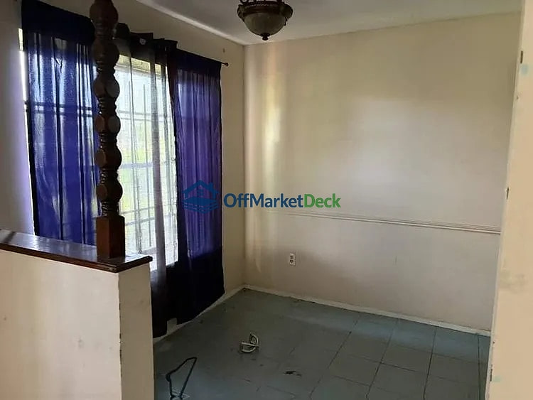 Off-market house in Missouri City, Texas — 4 beds, 2 baths, $159,990 — photo 5 of 8