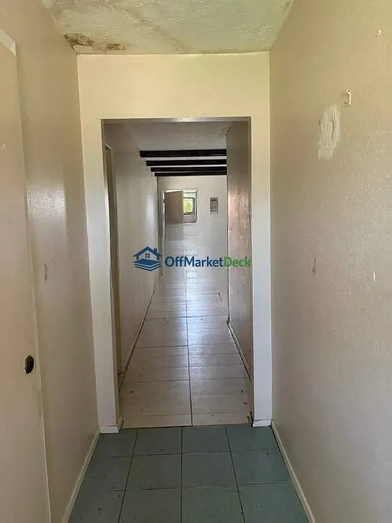 Off-market house in Missouri City, Texas — 4 beds, 2 baths, $159,990 - Blurred background Image