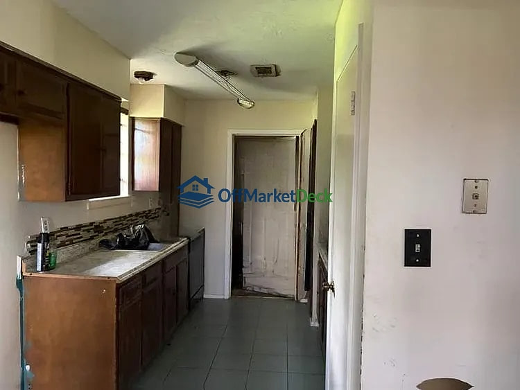 Off-market house in Missouri City, Texas — 4 beds, 2 baths, $159,990 — photo 7 of 8