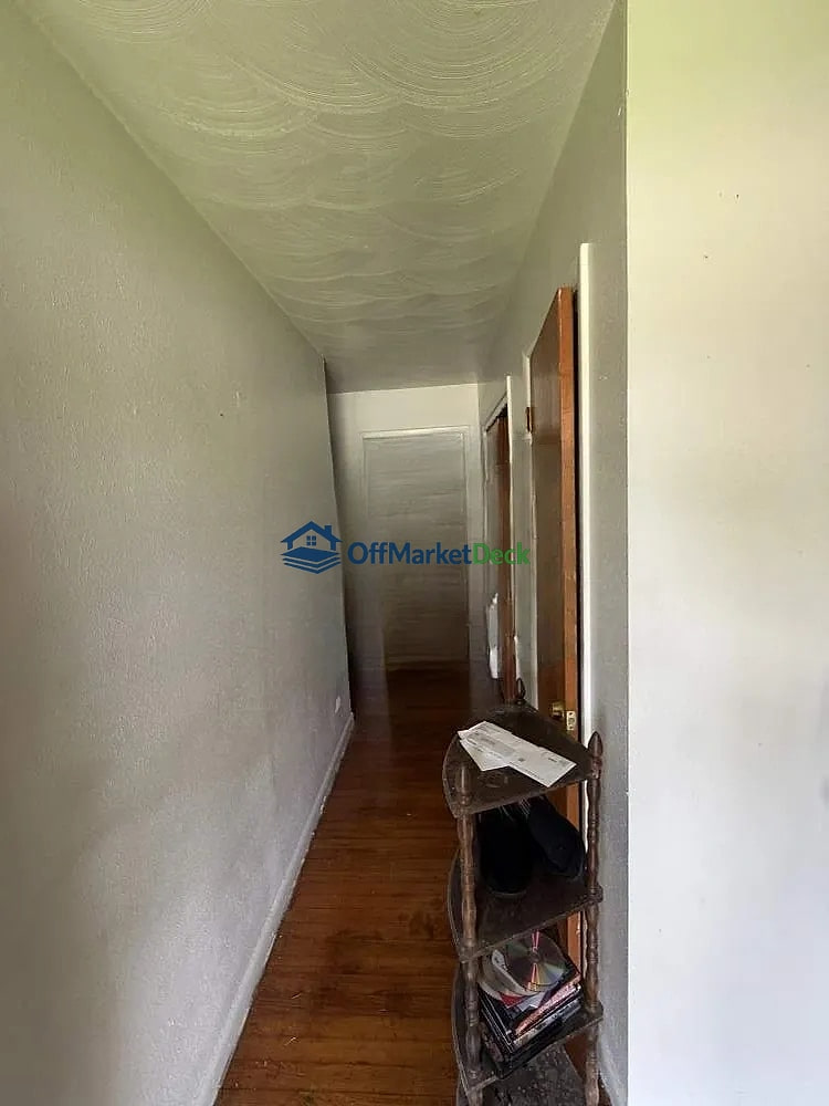 Off-market house in Dallas, Texas — 3 beds, 2 baths, $160,000 — photo 5 of 8