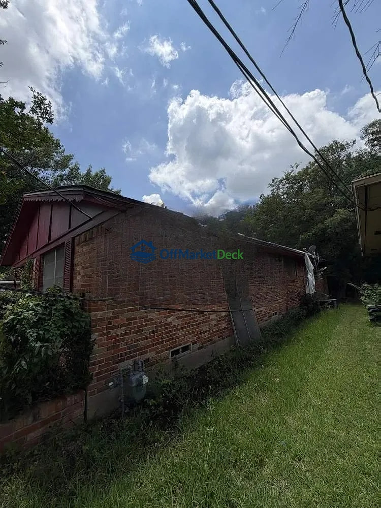 Off-market house in Dallas, Texas — 3 beds, 2 baths, $160,000 — photo 3 of 8