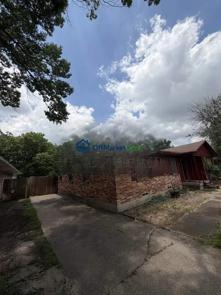 Off-market house in Dallas, Texas — 3 beds, 2 baths, $160,000 — photo 2 of 8