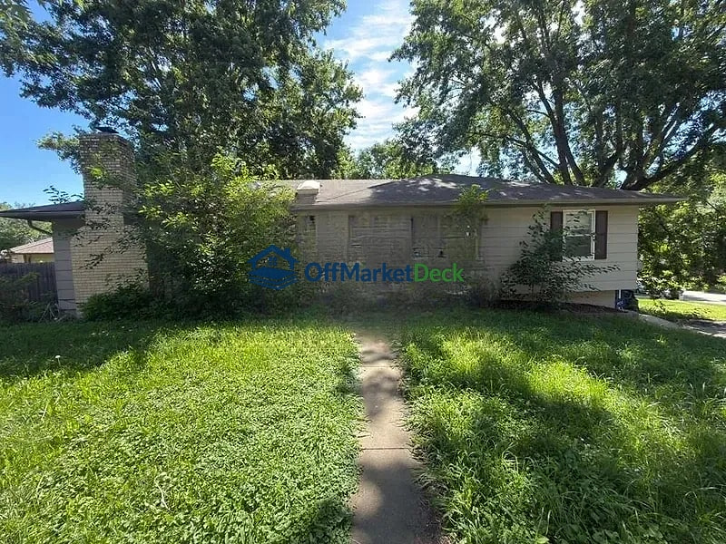 Off-market house in Raytown, Missouri — 4 beds, 2.5 baths, $179,900 — photo 4 of 8