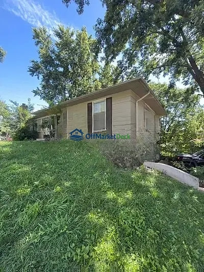 Off-market house in Raytown, Missouri — 4 beds, 2.5 baths, $179,900 — photo 2 of 8