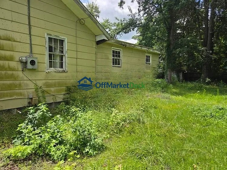 Off-market house in Jacksonville, North Carolina — 3 beds, 2 baths, $115,000 — photo 2 of 8