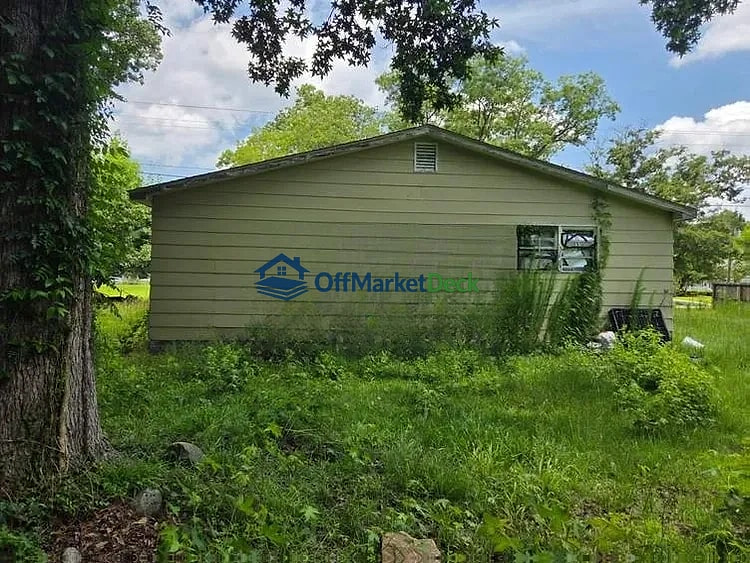 Off-market house in Jacksonville, North Carolina — 3 beds, 2 baths, $115,000 — photo 5 of 8