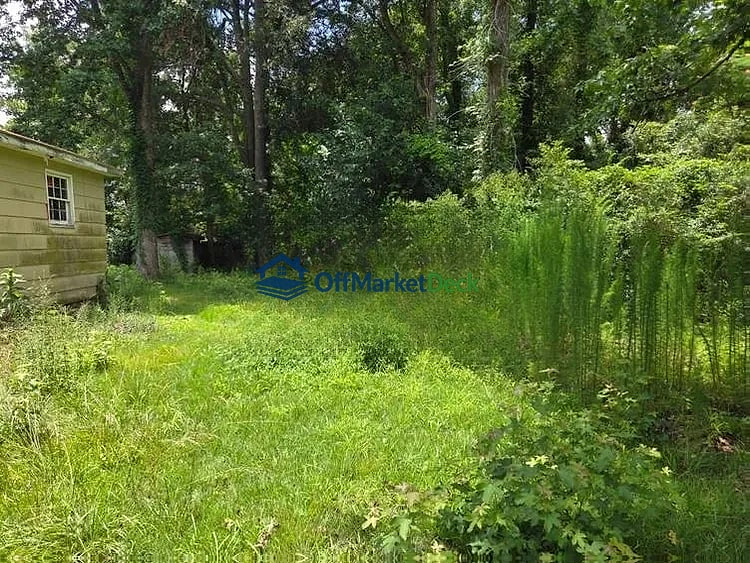 Off-market house in Jacksonville, North Carolina — 3 beds, 2 baths, $115,000 — photo 3 of 8