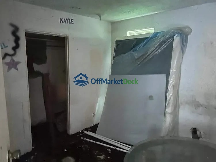 Off-market house in Rockford, Illinois — 2 beds, 1 bath, $15,000 — photo 6 of 8