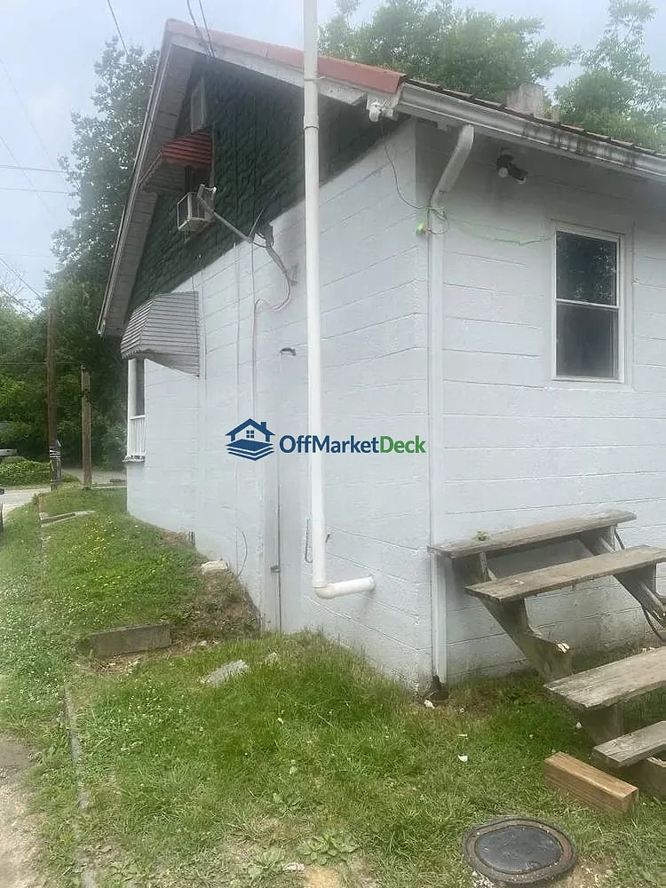 Off-market house in Mount Airy, North Carolina — 2 beds, 1 bath, $77,300 — photo 2 of 8