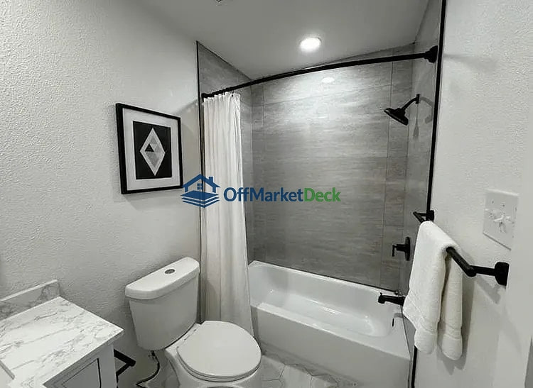 Off-market house in Dallas, Texas — 3 beds, 2 baths, $270,000 — photo 2 of 8