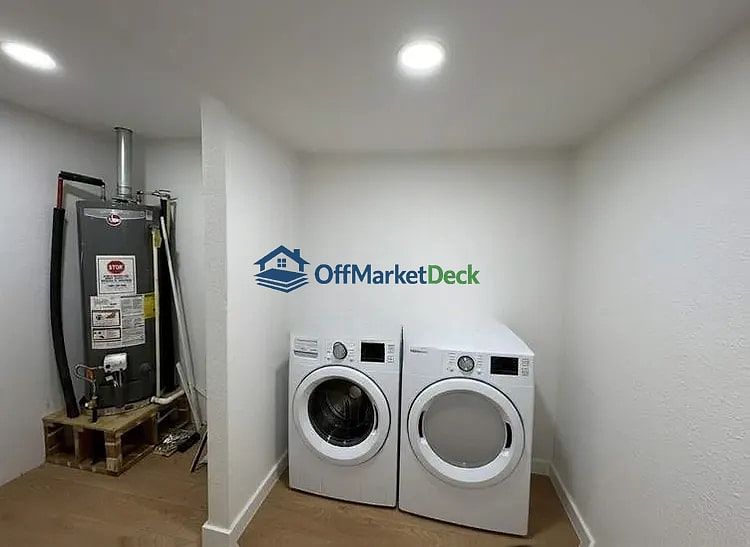 Off-market house in Dallas, Texas — 3 beds, 2 baths, $270,000 — photo 7 of 8