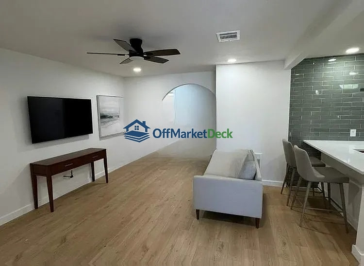 Off-market house in Dallas, Texas — 3 beds, 2 baths, $270,000 — photo 4 of 8