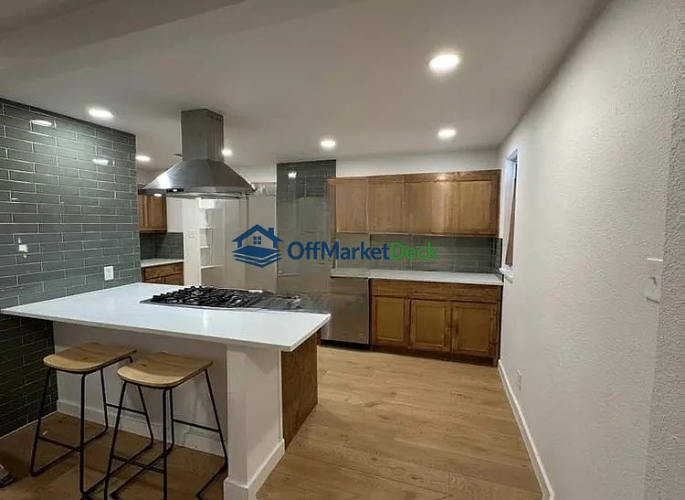 Off-market house in Dallas, Texas — 3 beds, 2 baths, $270,000 — photo 3 of 8