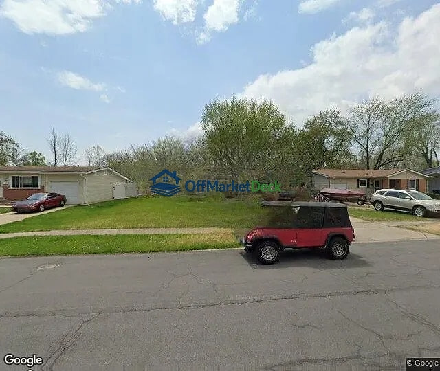 Off-market house in Florissant, Missouri — 3 beds, 2 baths, $109,900 — photo 3 of 3