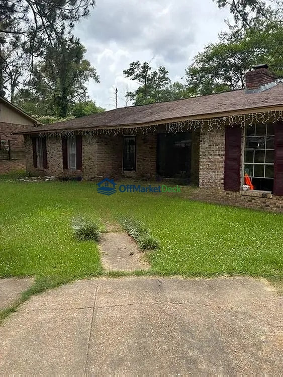 Off-market house in Jackson, Mississippi — 3 beds, 2 baths, $55,000 — photo 2 of 8