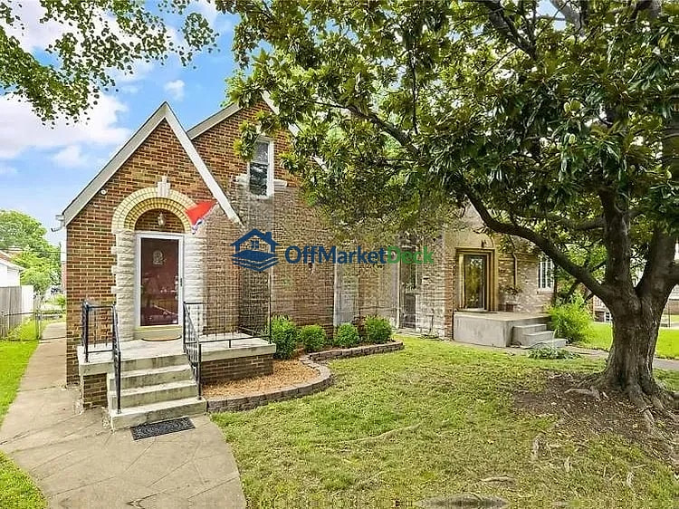 Off-market house in St. Louis, Missouri — 4 beds, 2 baths, $307,500 — photo 2 of 3