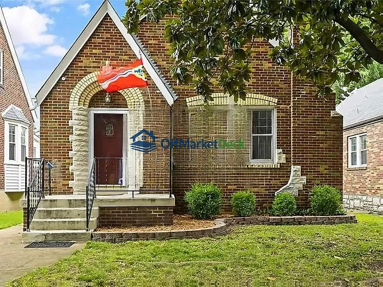Off-market house in St. Louis, Missouri — 4 beds, 2 baths, $307,500 — photo 3 of 3