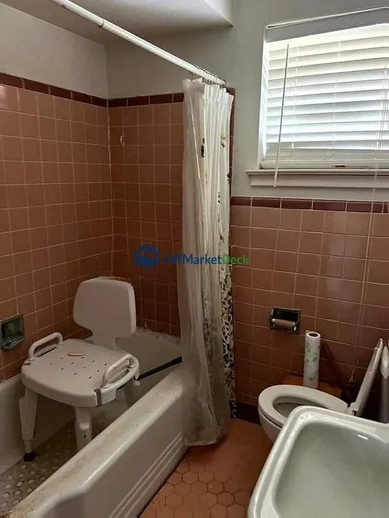 Off-market house in Plano, Texas — 2 beds, 2 baths, $209,000 — photo 8 of 8