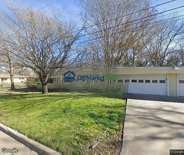 Off-market house in Corsicana, Texas — 3 beds, 2 baths, $139,900 — photo 2 of 3