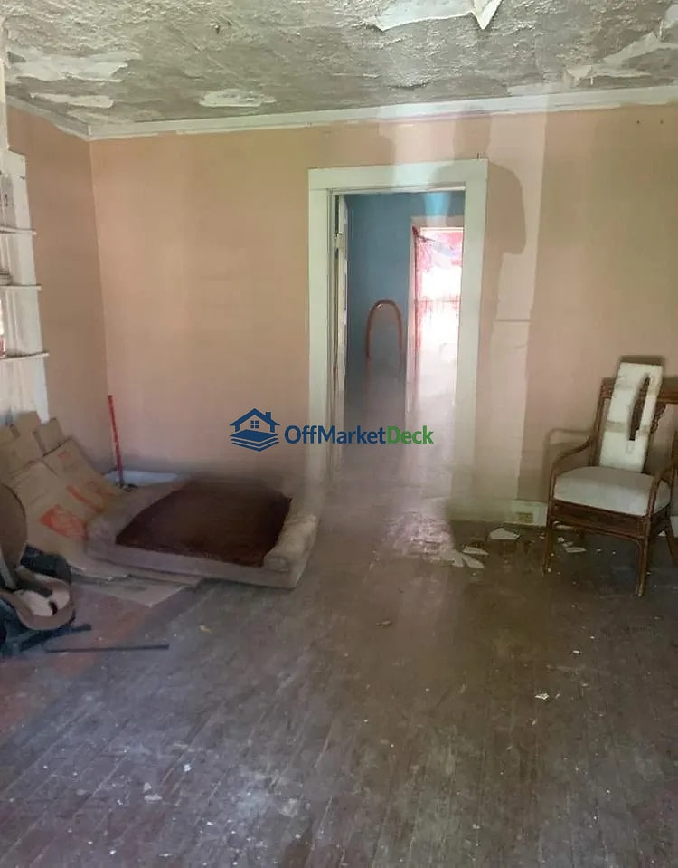 Off-market house in Atlanta, Georgia — 3 beds, 1 bath, $180,000 — photo 6 of 8