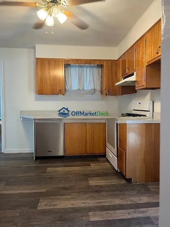 Off-market house in Carney, Maryland — 3 beds, 2 baths, $290,000 — photo 3 of 8