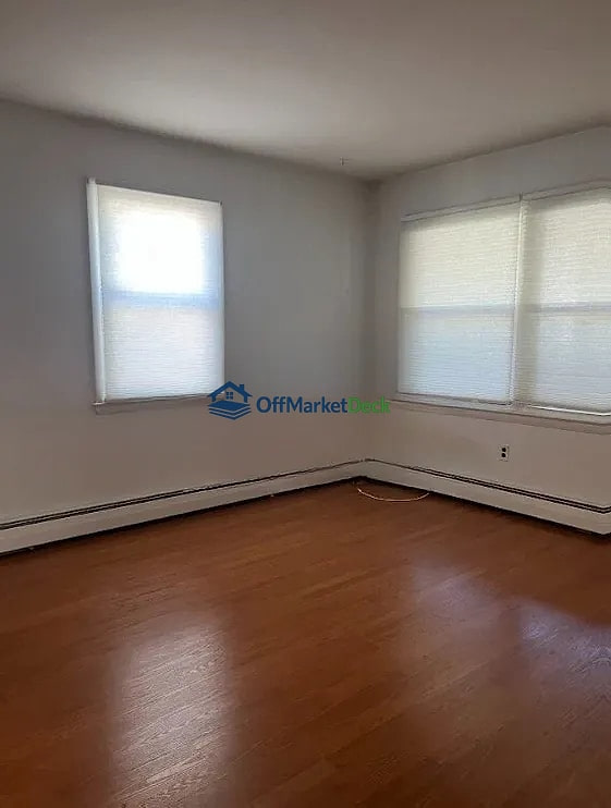 Off-market house in Carney, Maryland — 3 beds, 2 baths, $290,000 — photo 2 of 8