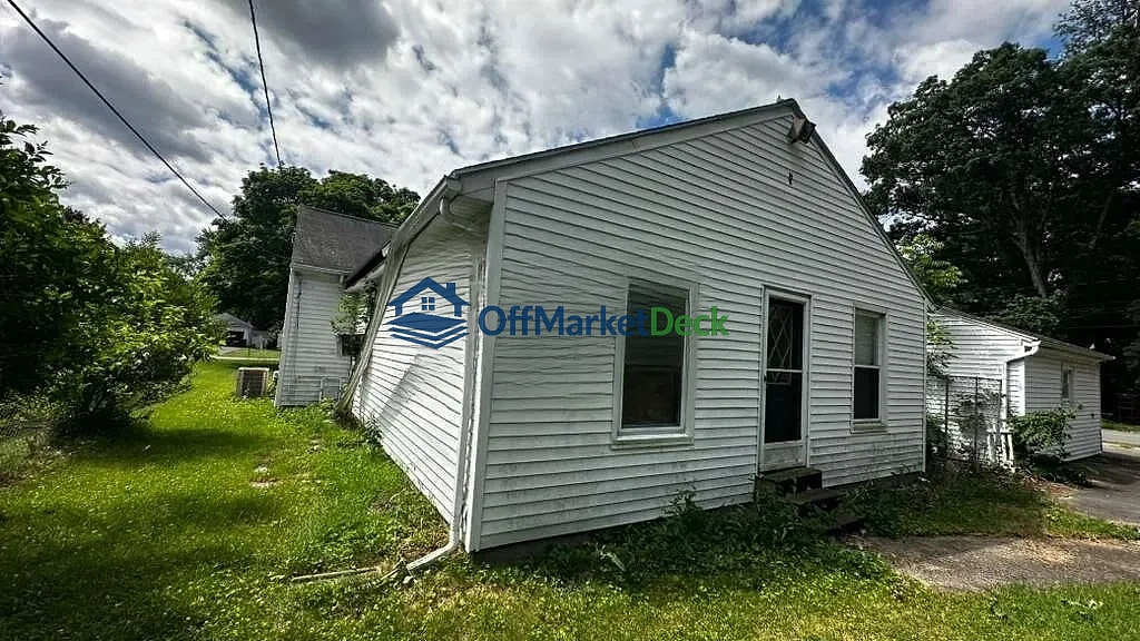 Off-market house in Irondequoit, New York — 4 beds, 2 baths, $174,900 — photo 6 of 8
