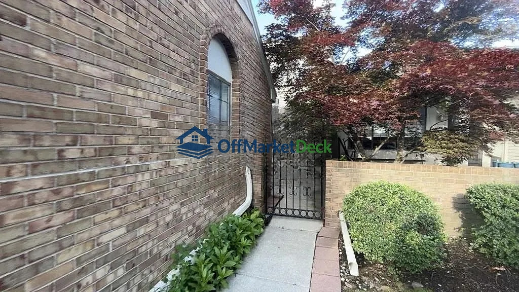 Off-market condo in Oakland County, Michigan — 3 beds, 2 baths, $310,900 — photo 2 of 8