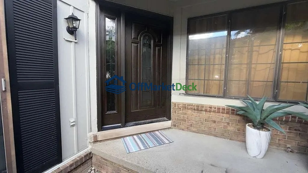 Off-market condo in Oakland County, Michigan — 3 beds, 2 baths, $310,900 — photo 3 of 8