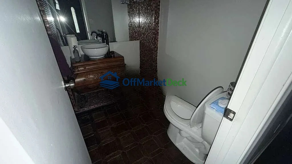Off-market condo in Oakland County, Michigan — 3 beds, 2 baths, $310,900 — photo 5 of 8
