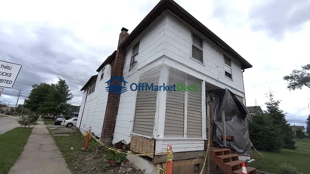 Off-market house in Mount Clemens, Michigan — 2 beds, 2 baths, $49,900 — photo 3 of 8