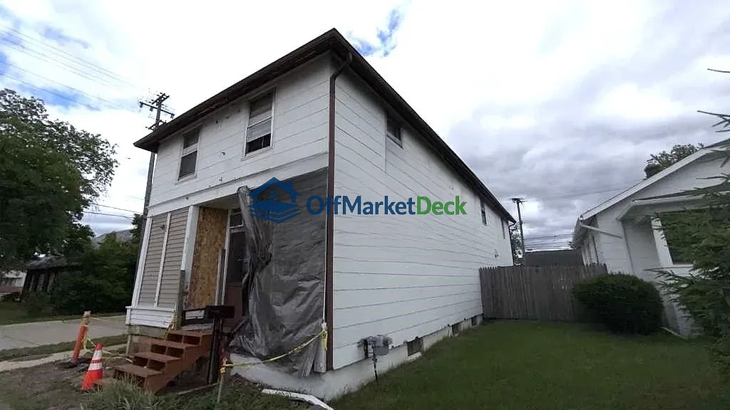 Off-market house in Mount Clemens, Michigan — 2 beds, 2 baths, $49,900 — photo 4 of 8