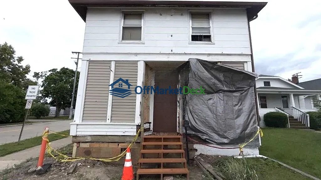 Off-market house in Mount Clemens, Michigan — 2 beds, 2 baths, $49,900 — photo 2 of 8