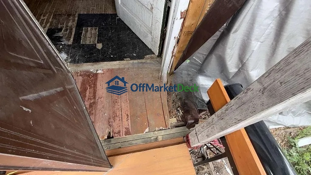 Off-market house in Mount Clemens, Michigan — 2 beds, 2 baths, $49,900 — photo 5 of 8