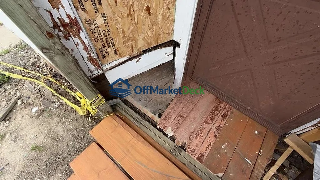 Off-market house in Mount Clemens, Michigan — 2 beds, 2 baths, $49,900 — photo 6 of 8