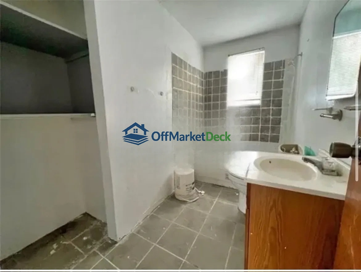 Off-market house in New Orleans, Louisiana — 4 beds, 2 baths, $115,000 — photo 4 of 7