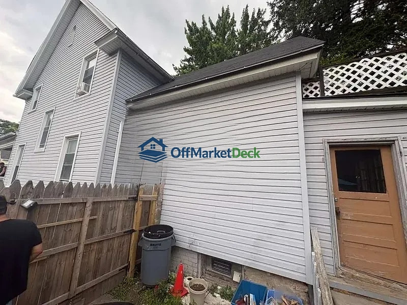 Off-market multi family in Mount Clemens, Michigan — 4 beds, 2 baths, $129,900 — photo 4 of 8