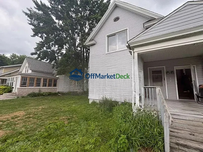 Off-market multi family in Mount Clemens, Michigan — 4 beds, 2 baths, $129,900 — photo 3 of 8