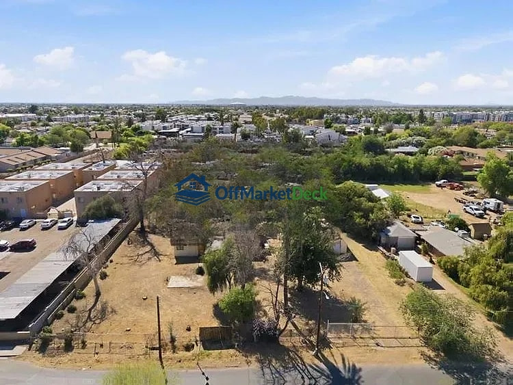 Off-market house in Glendale, Arizona — 2 beds, 1 bath, $185,000 - Blurred background Image