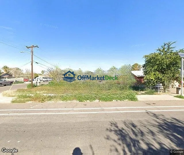 Off-market house in Glendale, Arizona — 4 beds, 2 baths, $259,900 - Blurred background Image