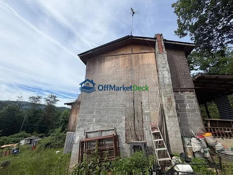 Off-market house in Sevierville, Tennessee — 3 beds, 2 baths, $299,000 — photo 3 of 8