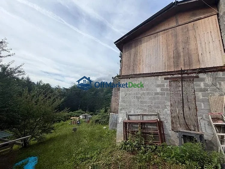 Off-market house in Sevierville, Tennessee — 3 beds, 2 baths, $299,000 — photo 4 of 8