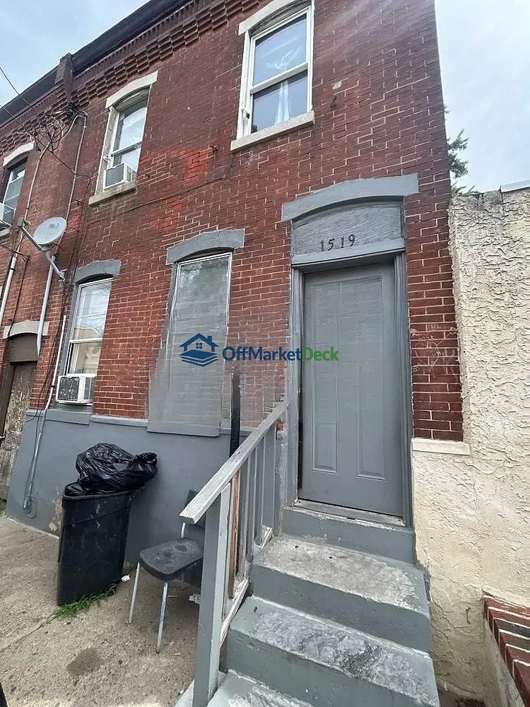 Off-market house in Philadelphia, Pennsylvania — 3 beds, 2 baths, $80,000 — photo 2 of 8
